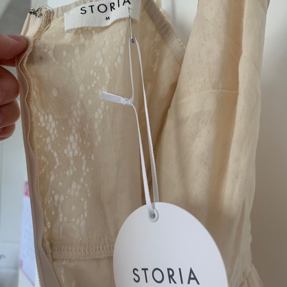 Cream Lace Dress - Picture 4 of 5